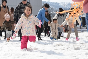 幼児レースに参加する女の子の画像