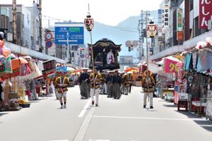 保存会のみなさんに引かれる巫女爺屋台の画像