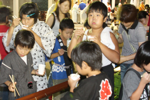 流しソーメンを食べる子どもたちの画像