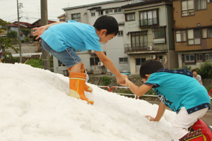 雪山で遊ぶ子どもたちの画像