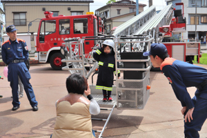 旧はしご車で記念撮影をしている画像