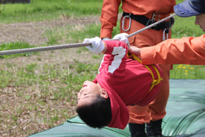 ロープを渡る体験をしている子どもの画像