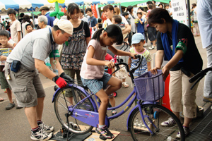 自転車発電に挑戦する子どもの画像