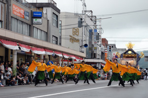 よさこいを踊るみなさんとみこしの画像