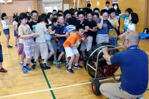 送風機の風を受ける児童の画像