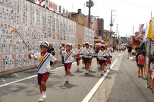 番付の前をパレードする子どもたちの画像