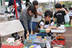 品物を見ている来場者の画像