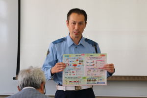 交通安全について話す小千谷警察の方の画像