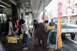 100円笑店街に集うお客さんの画像