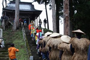 むじな酒を神社に奉納する住民の画像