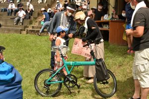 抽選会で自転車を当てた親子の画像