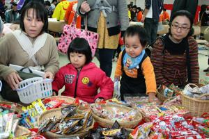 駄菓子を選ぶ子どもの画像