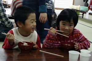 お餅を食べる子どもの画像