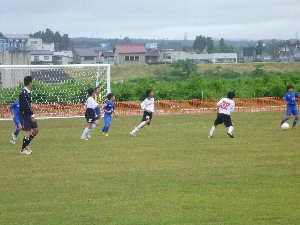 多目的グラウンドでサッカーをする様子の写真