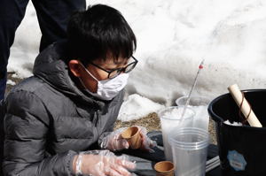 雪の温度を測る参加者の画像