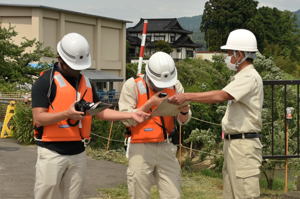 無線で連絡をとる市職員の画像