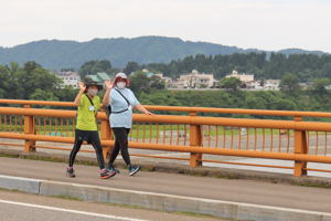 山本山大橋を渡る参加者の画像