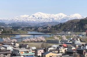 船岡公園から越後三山を望む