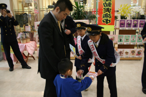 啓発物資を配る一日消防署長の画像