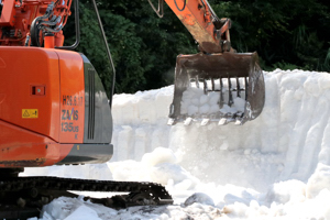 重機で雪を砕いている画像