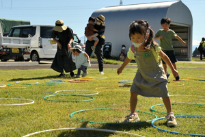 けんけんぱで遊ぶ子どもの画像