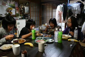 カレーを食べる児童の画像