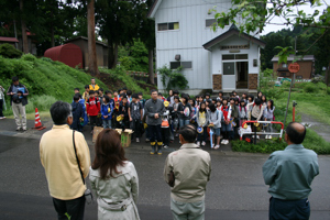 閉村式であいさつする校長先生の画像