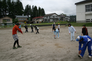 児童を指導する北村さんの画像