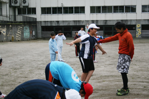 児童を指導する北村さんの画像