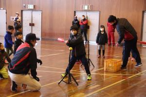 野球未経験の子どもも真剣に練習している画像