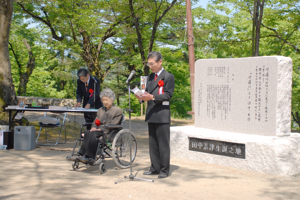 謝辞を代読する長男と田中さんの画像