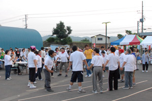 ミニライブで盛り上がる会場の画像