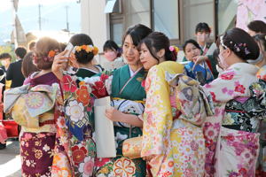 自撮りをする成人の画像