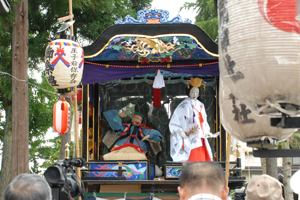 二荒神社の境内で披露された巫女爺の画像