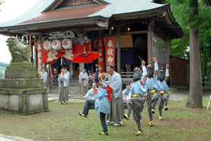 二荒神社で獅子舞を踊る画像