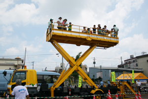 リフト車に試乗するみなさんの画像