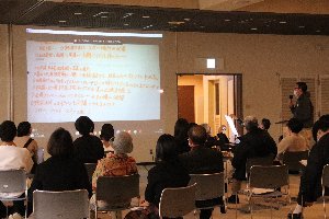 グループの意見を発表する参加者の画像