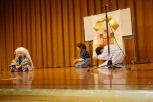 岩沢小学校児童が芝居を演じる画像