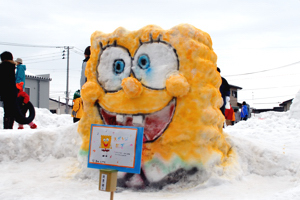 スポンジボブの雪像の画像