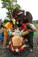 木牛のベンチをみがく東山小児童の画像