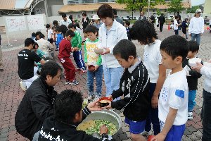 ちゃんこ鍋がふるまわれている画像