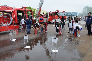 消火器体験をする子どもたちの画像