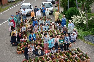 植え付け後の集合写真の画像