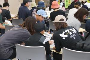 作戦会議中の参加者の様子
