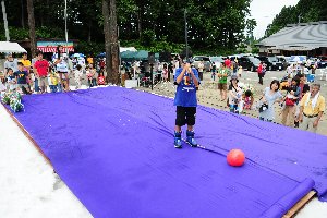 スイカ割りをする子どもの画像