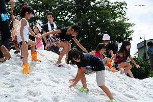 雪の山で遊ぶ子どもたちの画像