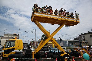 リフト車に試乗するみなさんの画像