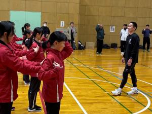 指導する渡辺さんの画像