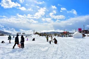 青空が広がる平沢会場の雪原の画像
