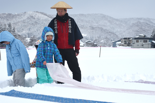 雪ざらしを体験する女の子の画像
